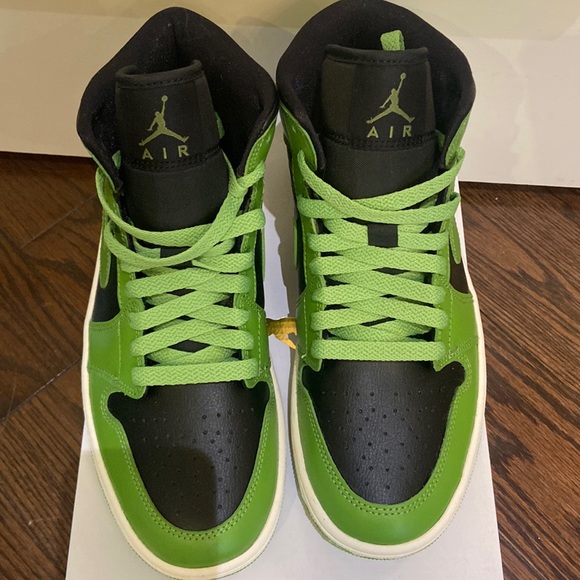 WMNS Air Jordan 1 MID size 8 - Picture 2 of 7